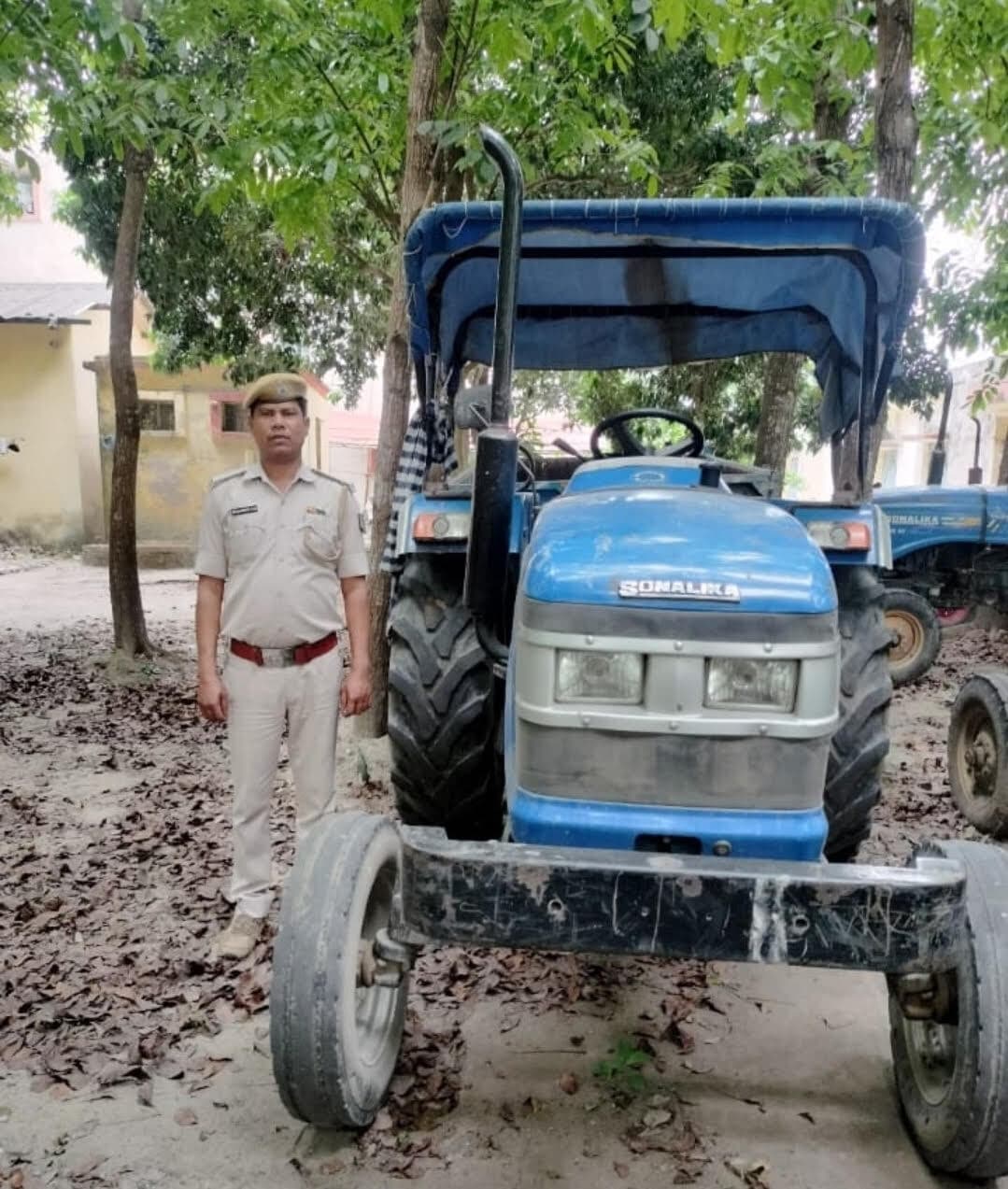 पुलिस ने बालू लदे ट्रैक्टर को किया जब्त