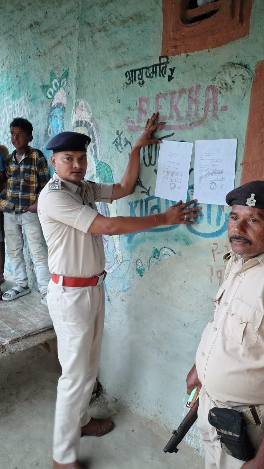 अभियुक्तों के घर पर चिपकाया इश्तेहार