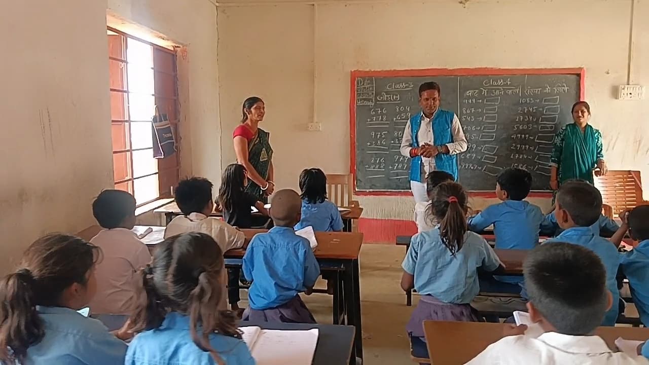 बच्चों से अवैध वसूली करने वाले शिक्षकों पर हो कार्रवाई