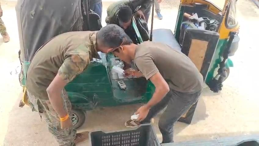 ऑटो से 69 लीटर विदेशी शराब बरामद, दो तस्कर गिरफ्तार