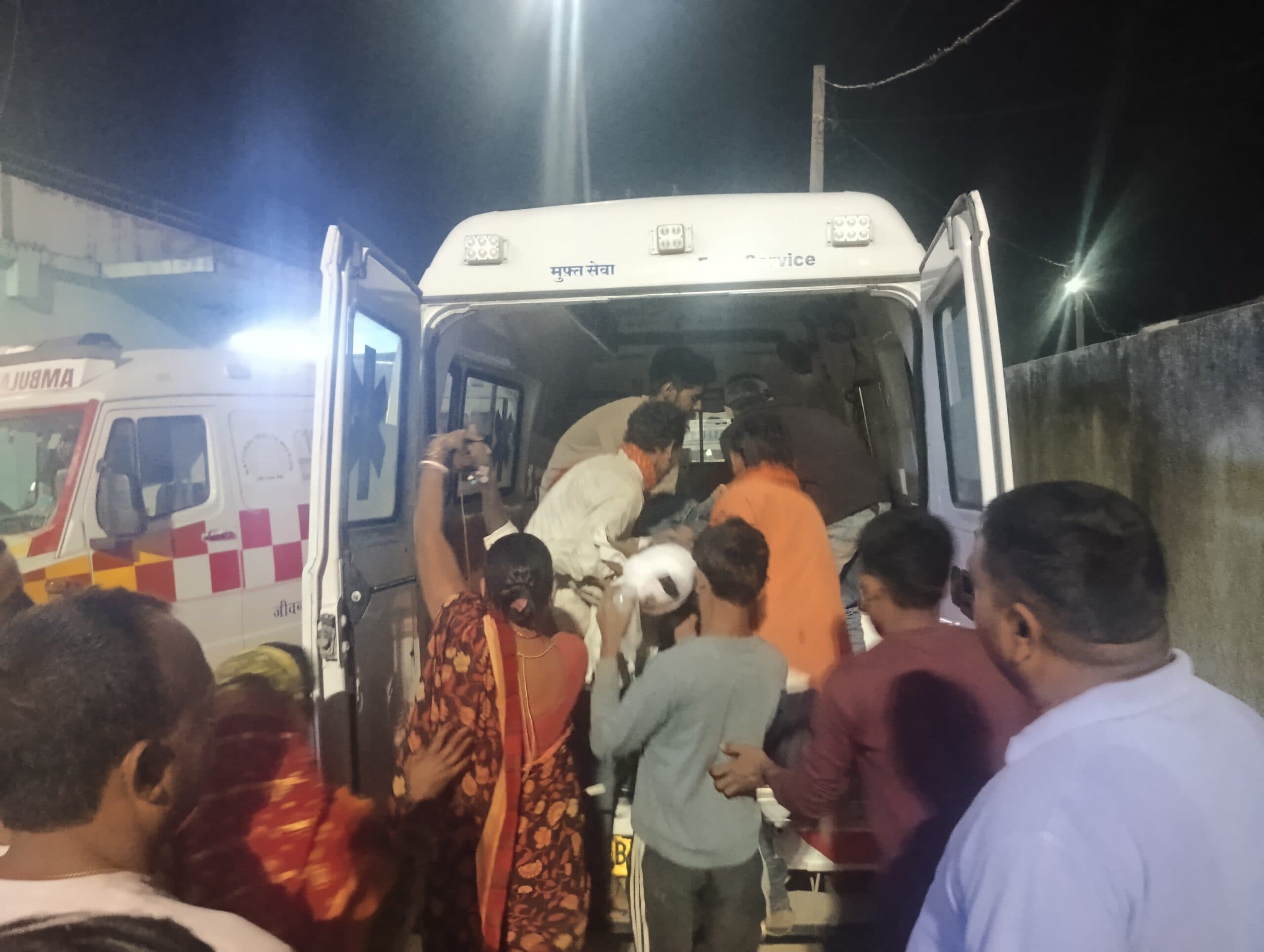 गिद्धौर-झाझा मार्ग पर हादसा, दो युवक घायल