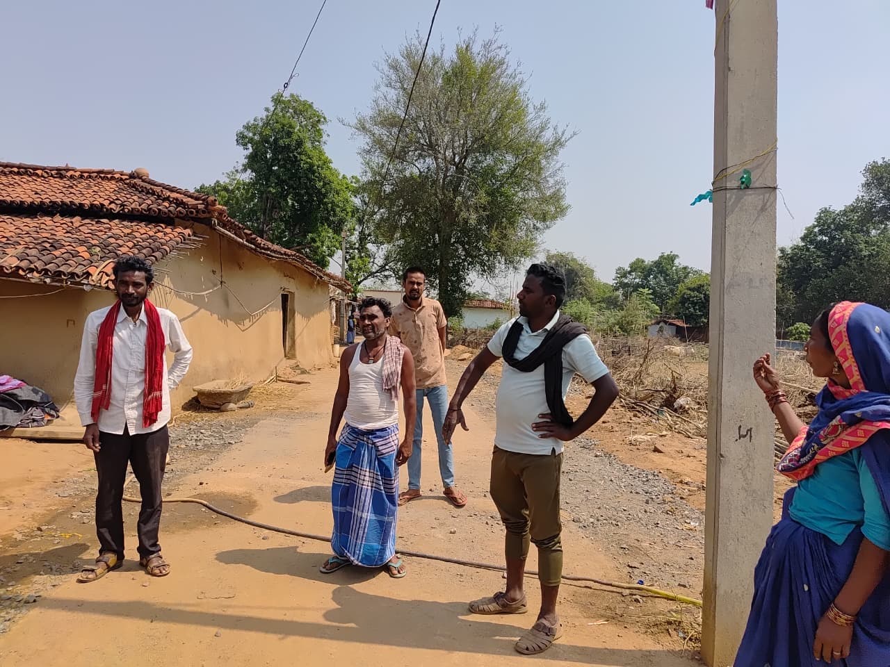 बिना नाला के सड़क निर्माण करने पर भड़के ग्रामीण, बंद कराया काम