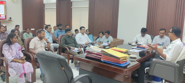 पेयजल संकट से निबटने के लिए अग्रिम तैयारी पूरी रखें : डीएम