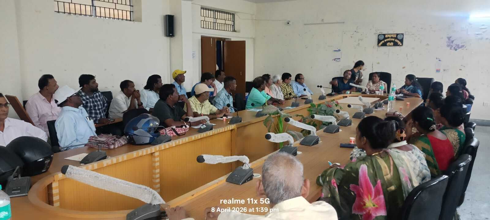 ग्रामीणों ने प्रमुख से डीलरों के विरुद्ध की शिकायत