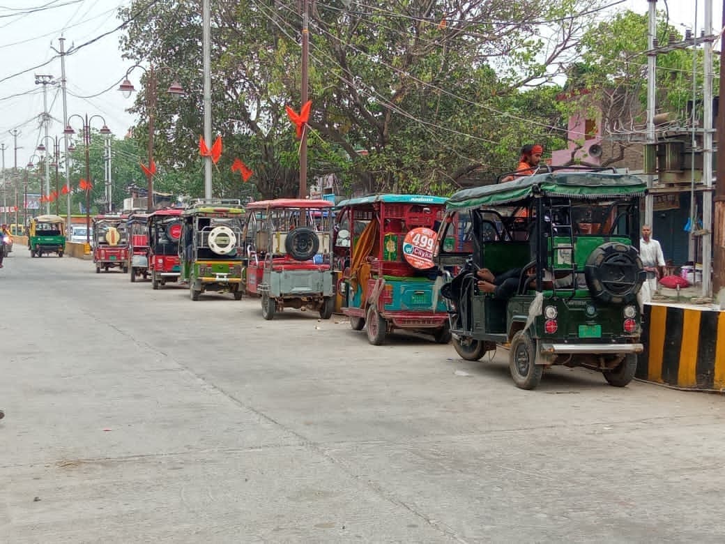 शहर की सड़कों पर ई-रिक्सा व ऑटो चालकों  का कब्जा, परेशानी