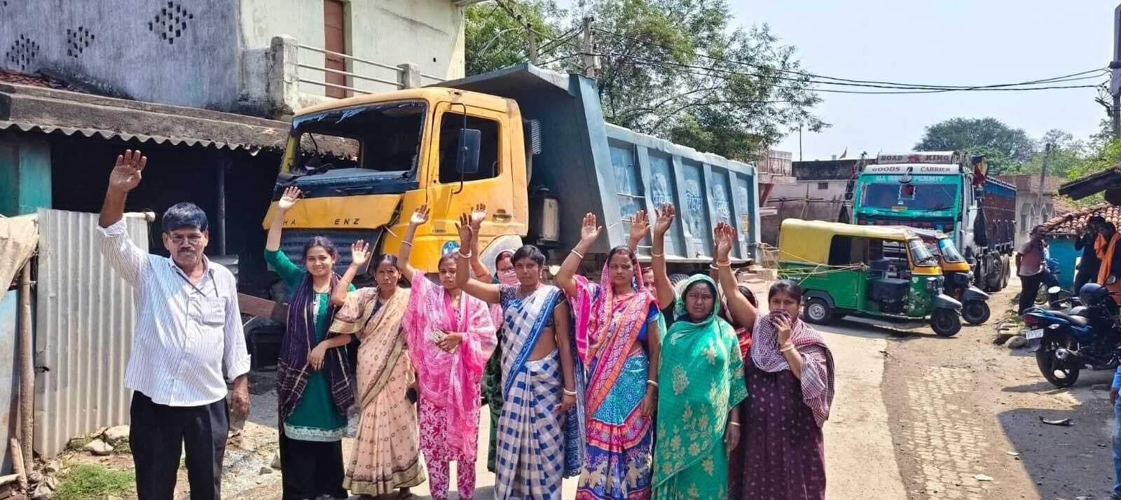 Seraikela Kharsawan News : अनियंत्रित हाइवा बिजली का खंभा तोड़ घर में घुसा