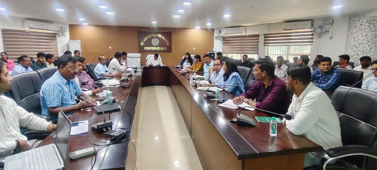 Chaibasa News : अयोग्य राशन कार्डधारकों के नाम हटाकर वसूली करें : डीसी