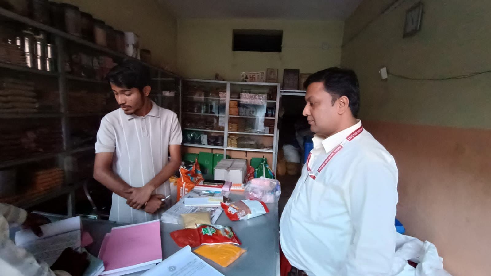 Gridih News : बिना लाइसेंस चल रही दुकानों में छापामारी, लगाया जुर्माना