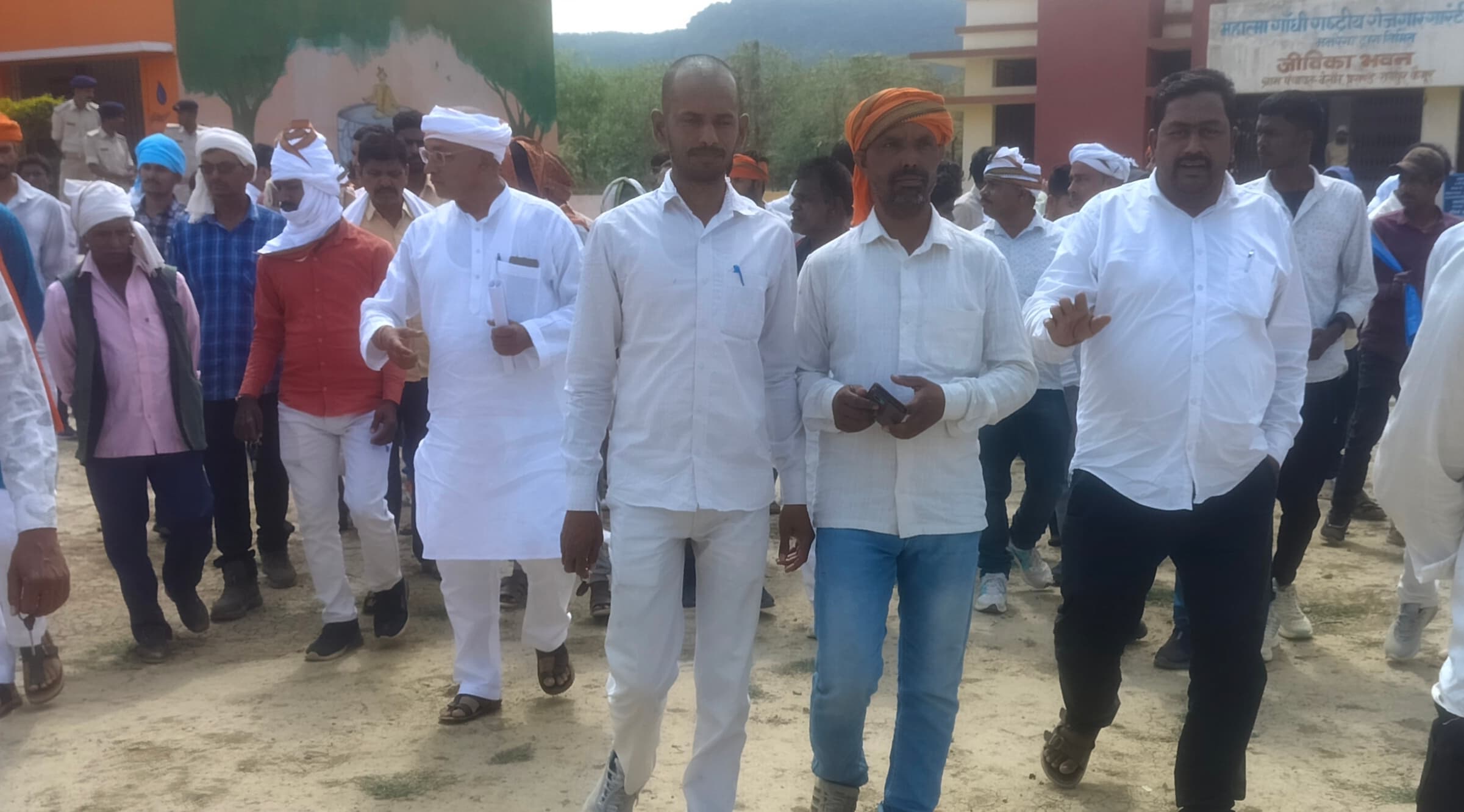 नामांकन बंद होने की सूचना पर भड़के प्रत्याशी व समर्थक