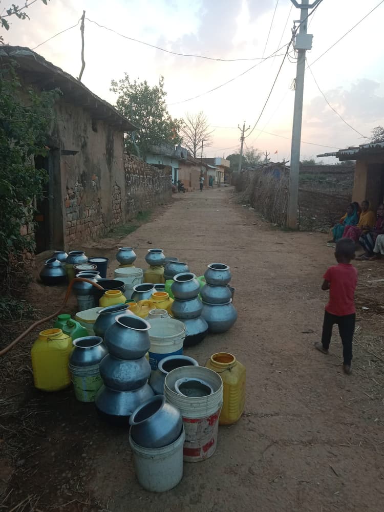 अधौरा के उरांव टोले पर पानी के लिए मचा हाहाकार