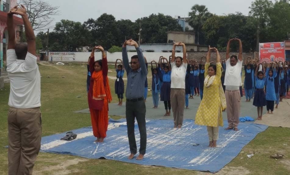 सशस्त्र सीमा बल ने छात्रों को कराया योगाभ्यास