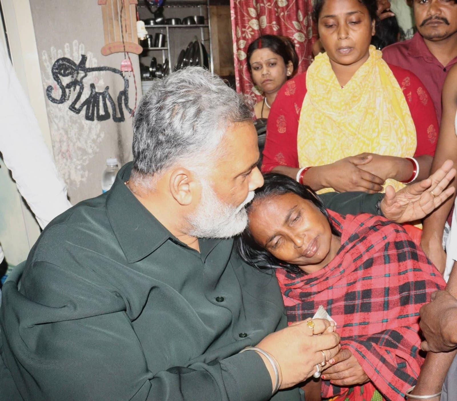 शोकाकुल परिजनों से सांसद ने की मुलाकात, किया 25 हजार तत्काल मदद