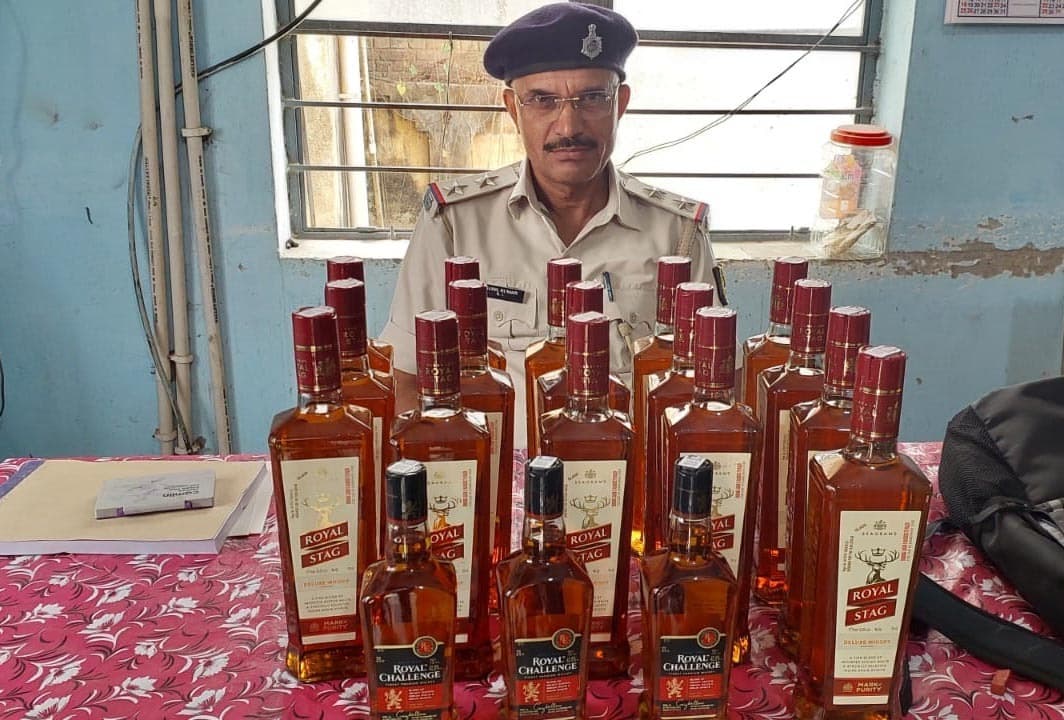 किताबों की आड़ में ''''बोतलों'''' का धंधा: पढ़ाई के नाम पर लिया कमरा, पुलिस ने रंगेहाथ पकड़ा, बालक निरुद्ध