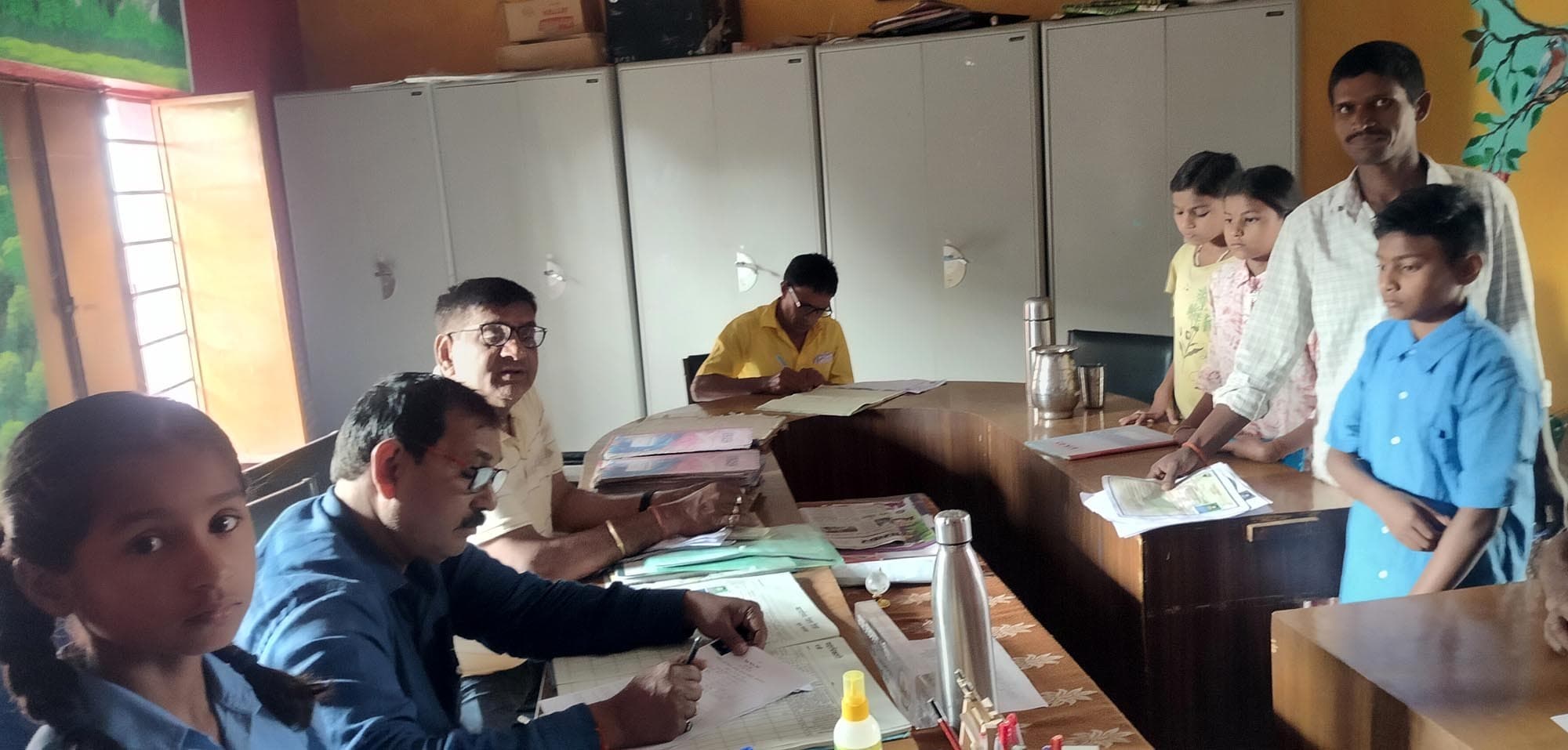 विद्यालय में नामांकन के लिए एचएम ने किया अविभावकों को जागरूक