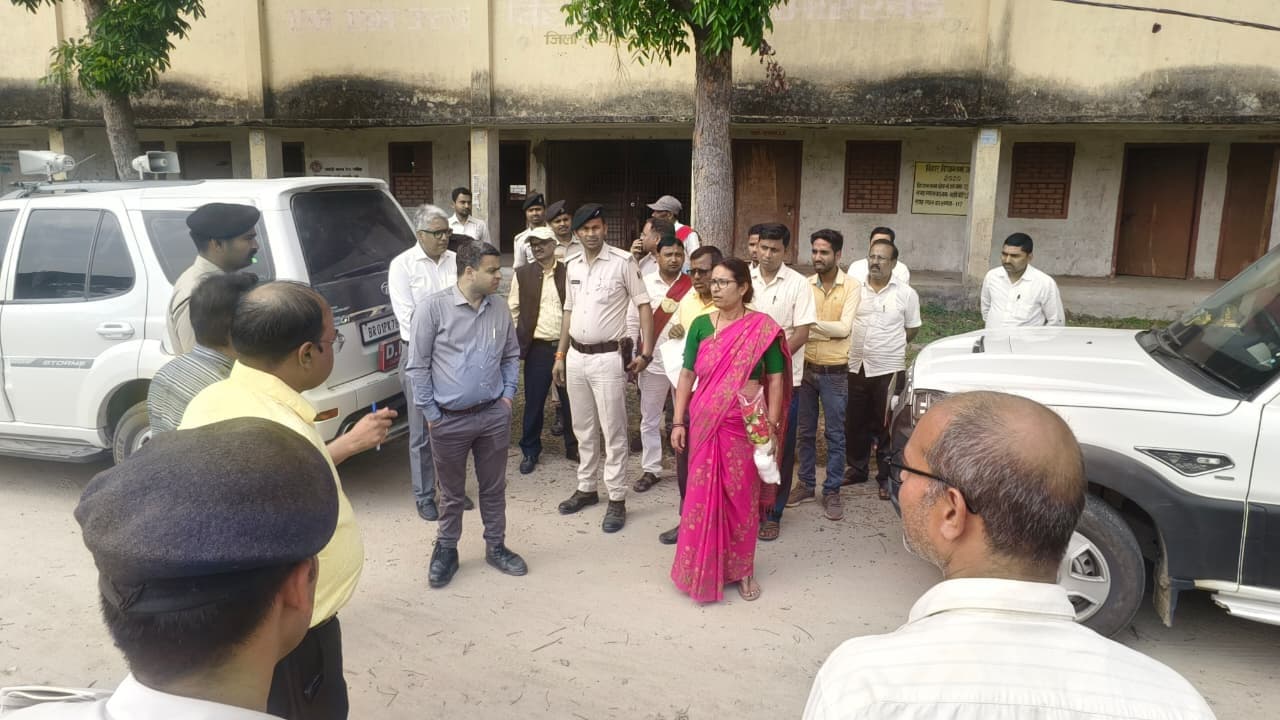 डीएम ने महर्षि मेंहीं प्लस टू विद्यालय का किया निरीक्षण