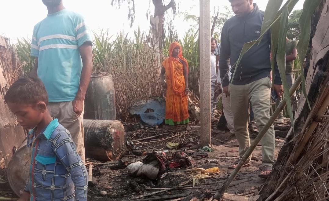 सिंघियान में  आग से दो घर जले, कई मवेशी मरे