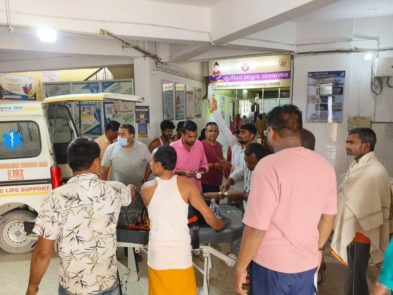 वैशाली एक्सप्रेस से गिरा युवक, तड़पता रहा जख्मी, लोग बनाते रहे वीडियो, मानवता हुई शर्मसार