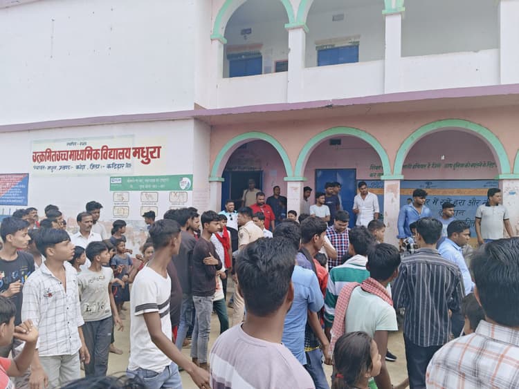 छात्रा से अवैध संबंध के आरोप में शिक्षक की पिटाई, स्कूल में हंगामा