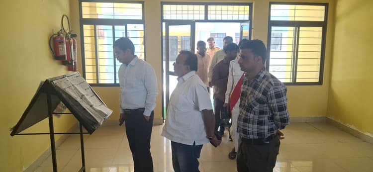 डीएम ने विद्यालय का किया निरीक्षण, शिक्षण गुणवत्ता सुधारने के दिए निर्देश