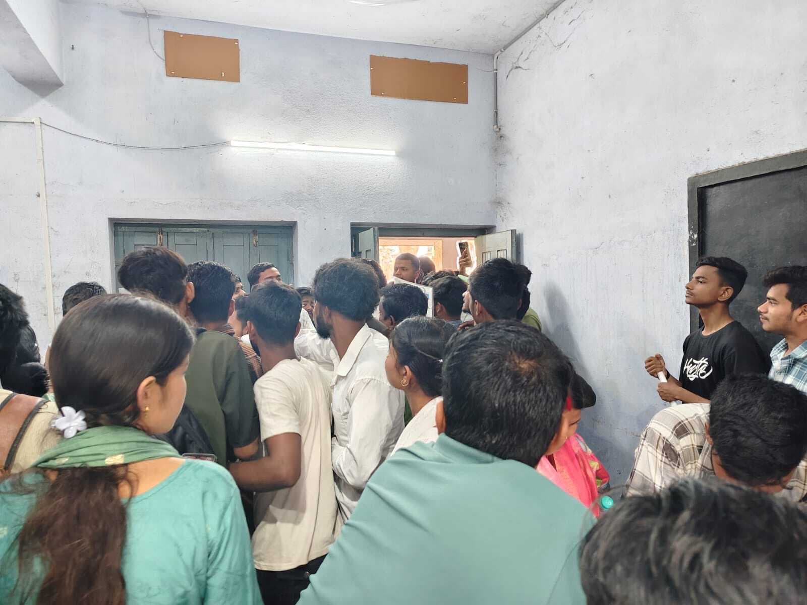 परीक्षा रूटीन व प्रवेश पत्र में तिथि में भिन्नता, केबी झा कॉलेज में हंगामा