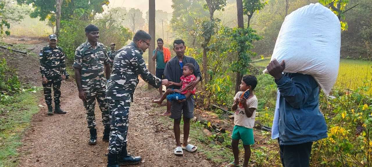 एसएसबी के कमांडेंट ने किया क्षेत्र भ्रमण