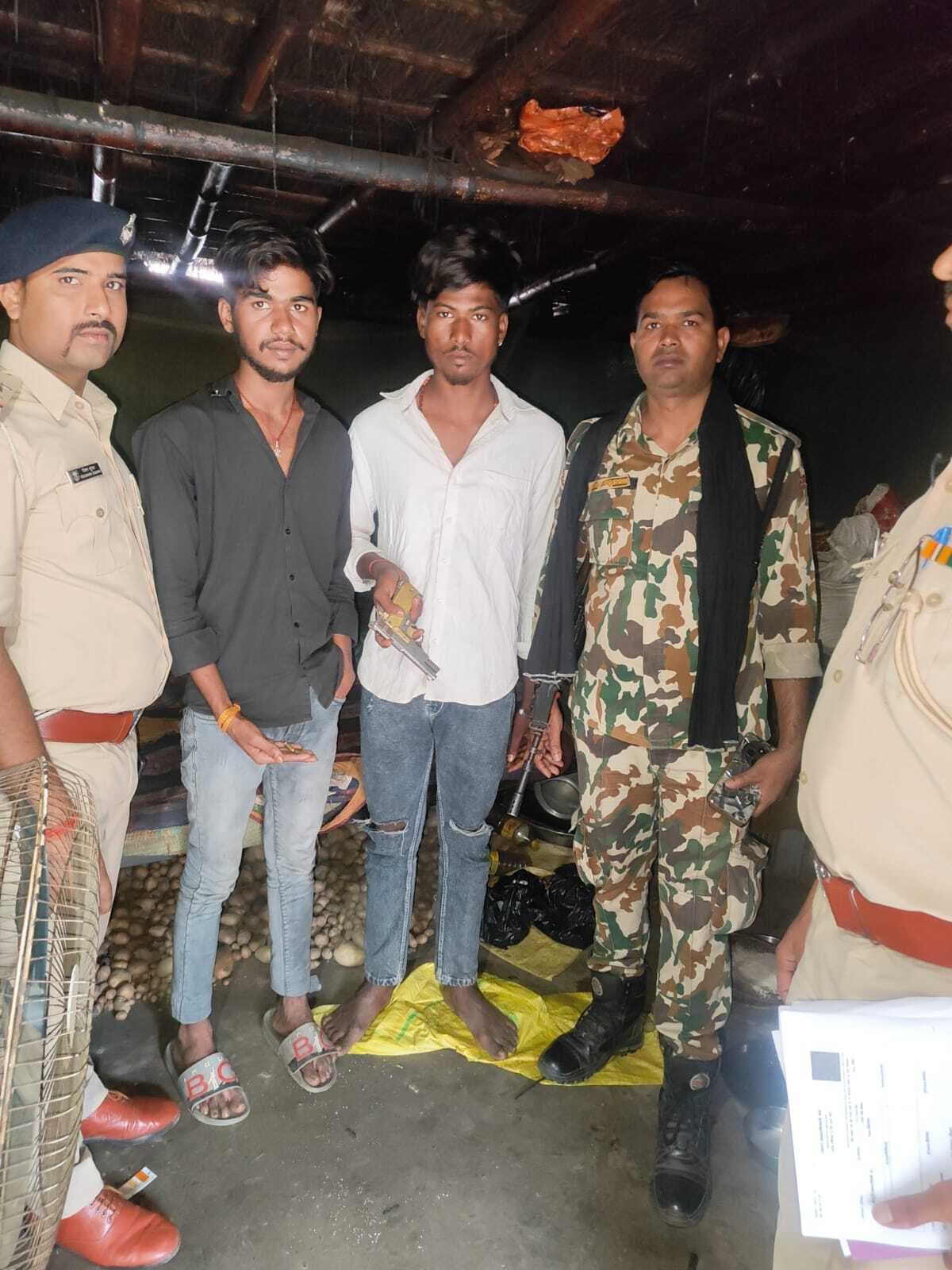 देसी पिस्टल व दो जिंदा कारतूस के साथ दो गिरफ्तार