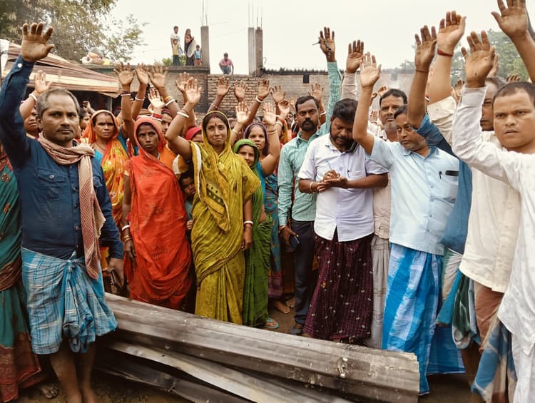 बलिया बेलौन में दमकल की मांग को लेकर प्रदर्शन