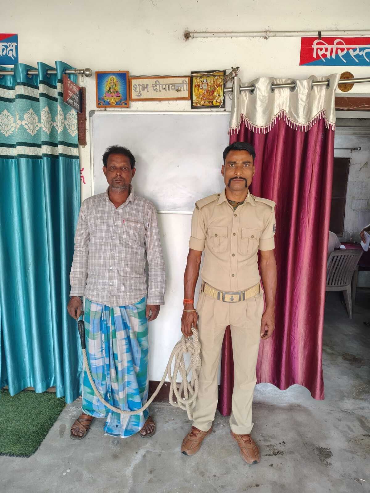 कुरुम में 100 लीटर देसी शराब के गिरफ्तार