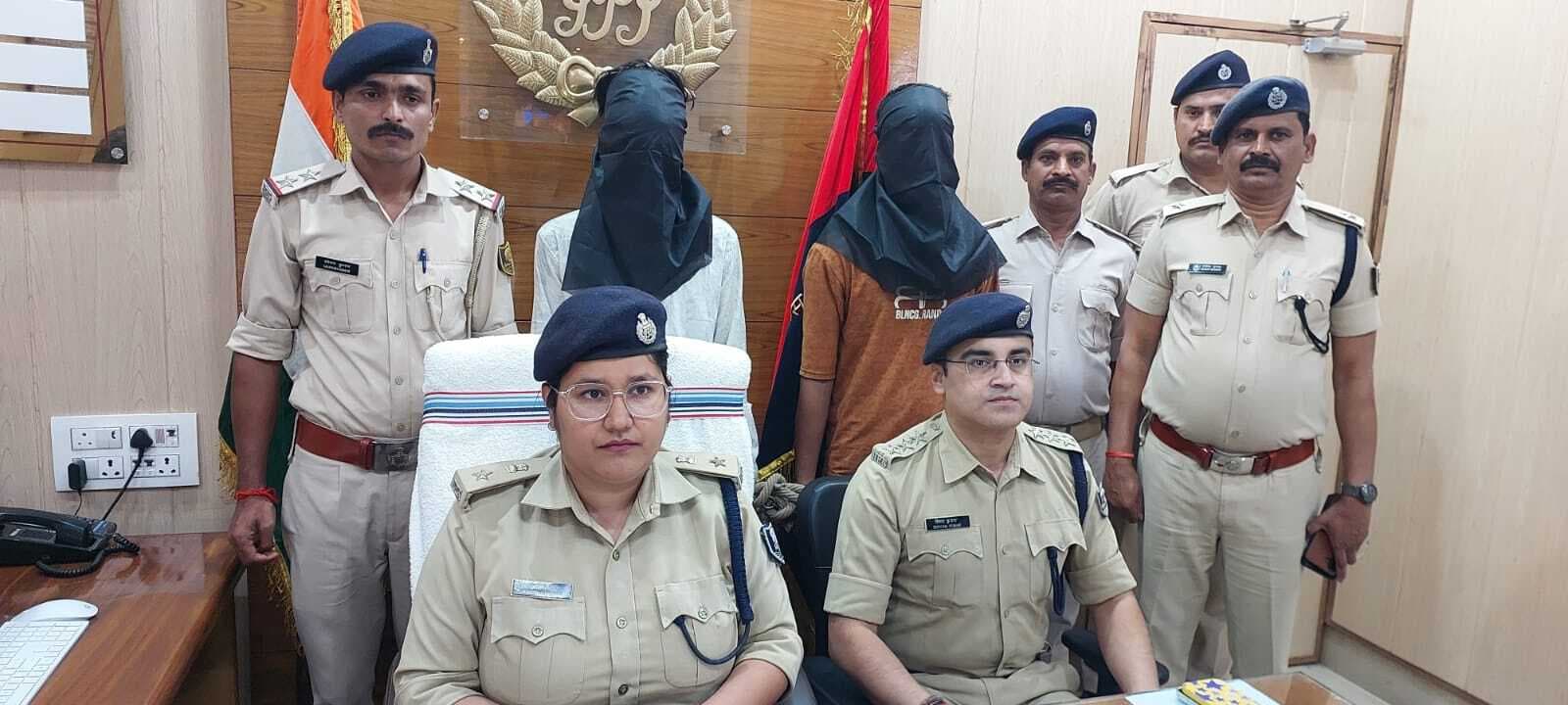 लूट की बुलेट के साथ दो अपराधी गिरफ्तार