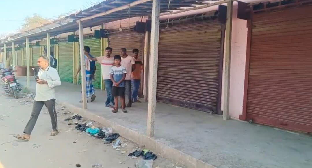 जिले के कई भंगार वाले पुराने मोबाइल खरीद कर लैलहा चौक पर बेचते थे