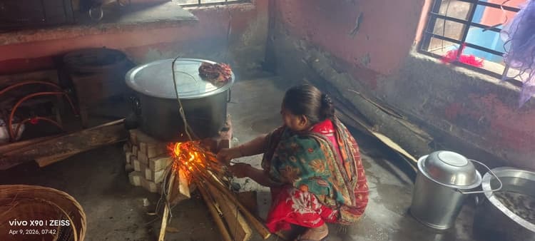 धुएं में मिड-डे-मील. ठाकुरगंज के स्कूलों से एलपीजी गायब, लकड़ी के चूल्हे पर बन रहा खाना