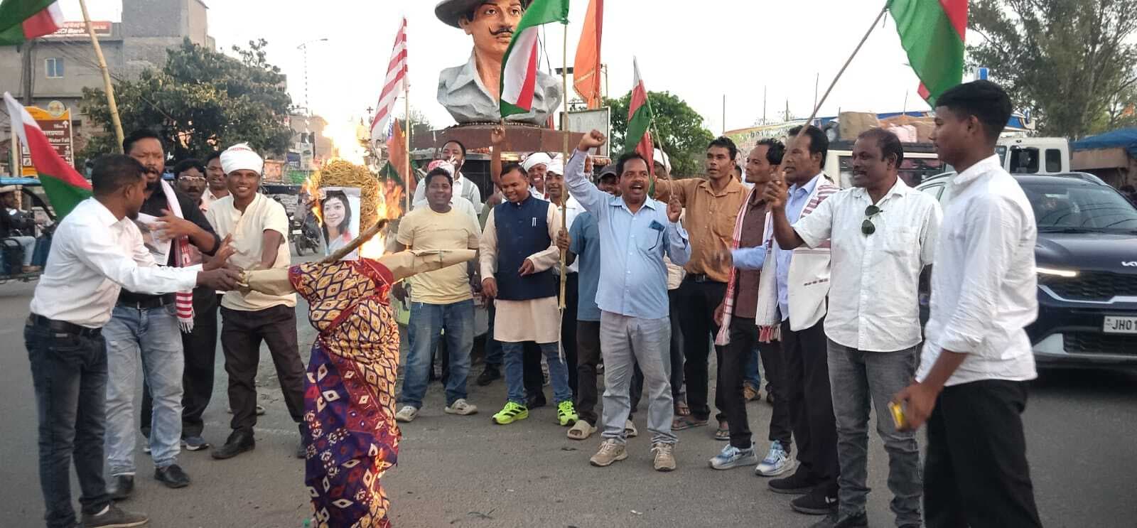 आदिवासी समन्वय समिति ने निशा उरांव का पुतला फूंका