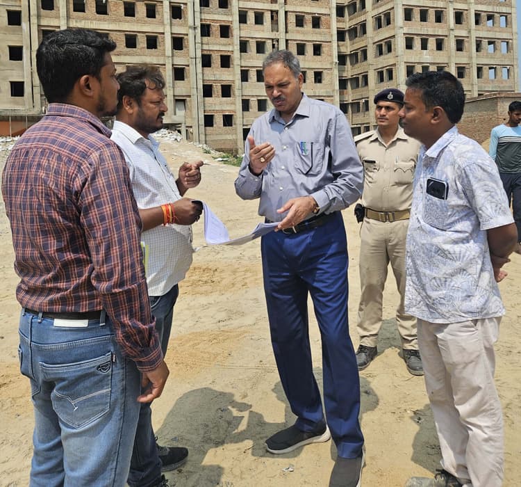 निर्माणाधीन भवनों का कुलपति ने किया निरीक्षण