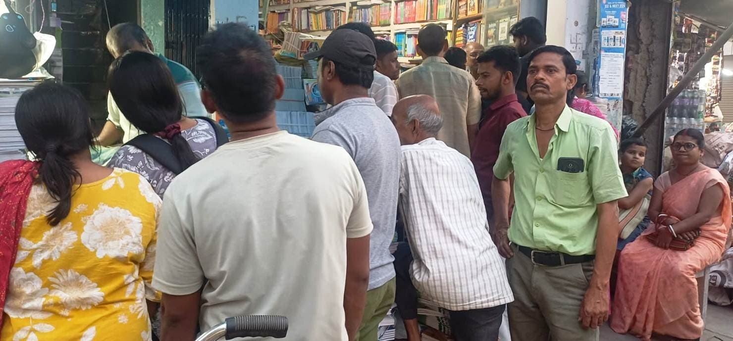 शिक्षा पर संकट : महंगी किताब, यूनिफार्म व स्कूल के डेवलपमेंट फंड एवं एनुअल फी के बोझ तले दबे अभिभावक