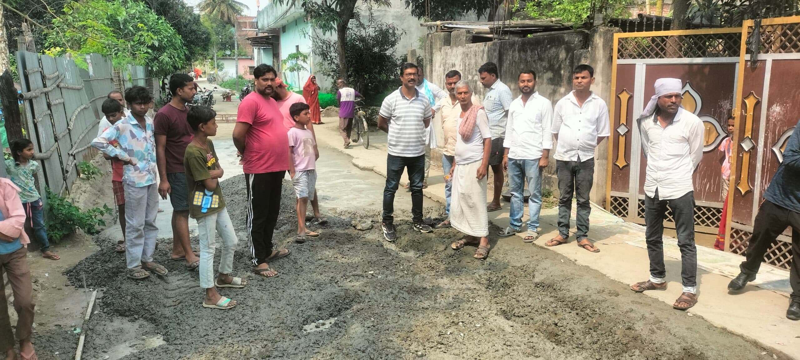 सड़क निर्माण में अनियमितता, ग्रामीणों ने किया प्रदर्शन