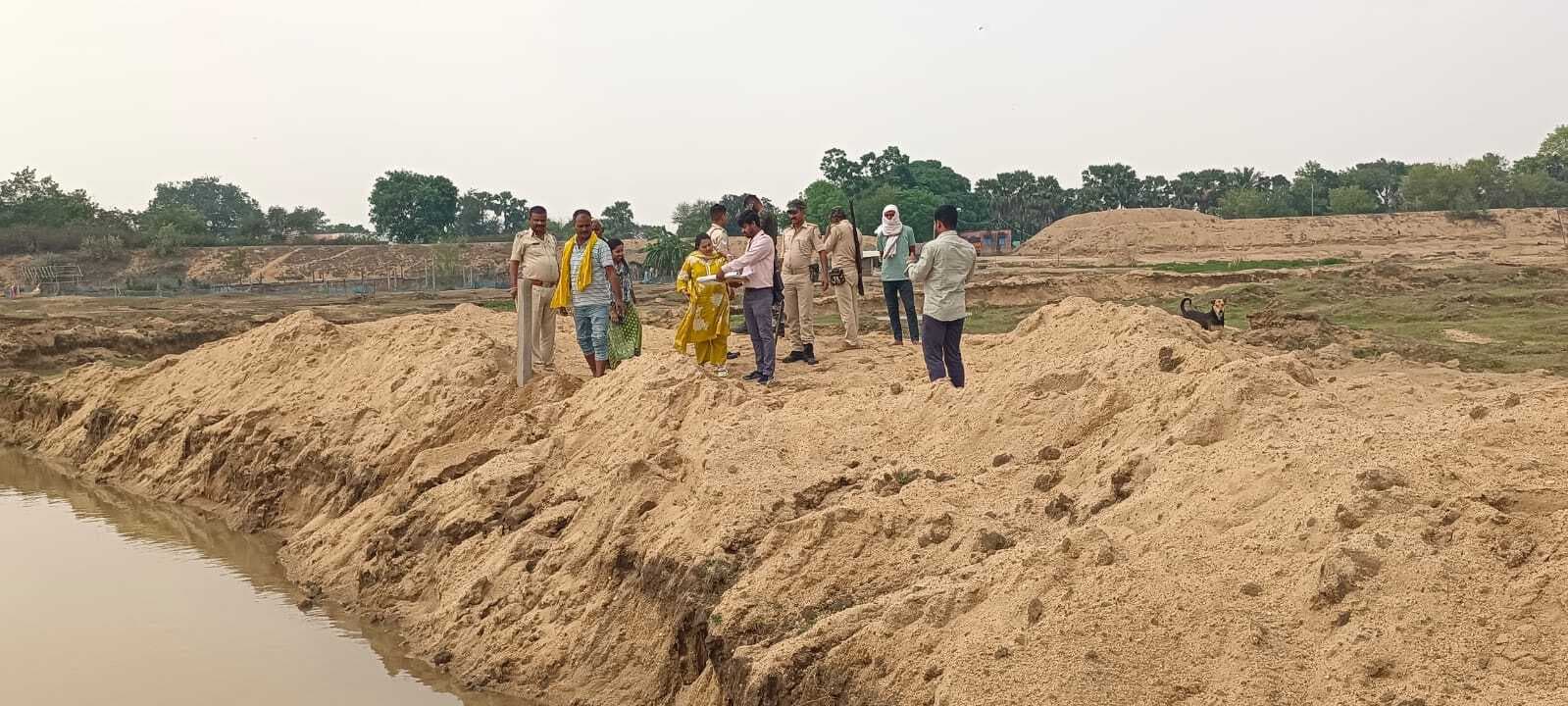 सीमा विवाद पर बांका व मुंगेर जिला के खनन विभाग ने किया नदी का निरीक्षण
