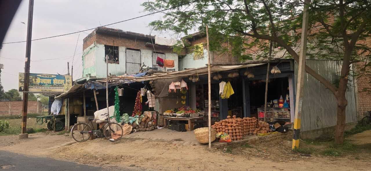 Bhagalpur news यात्री शेड पर दबंगों का कब्जा, राहगीर परेशान