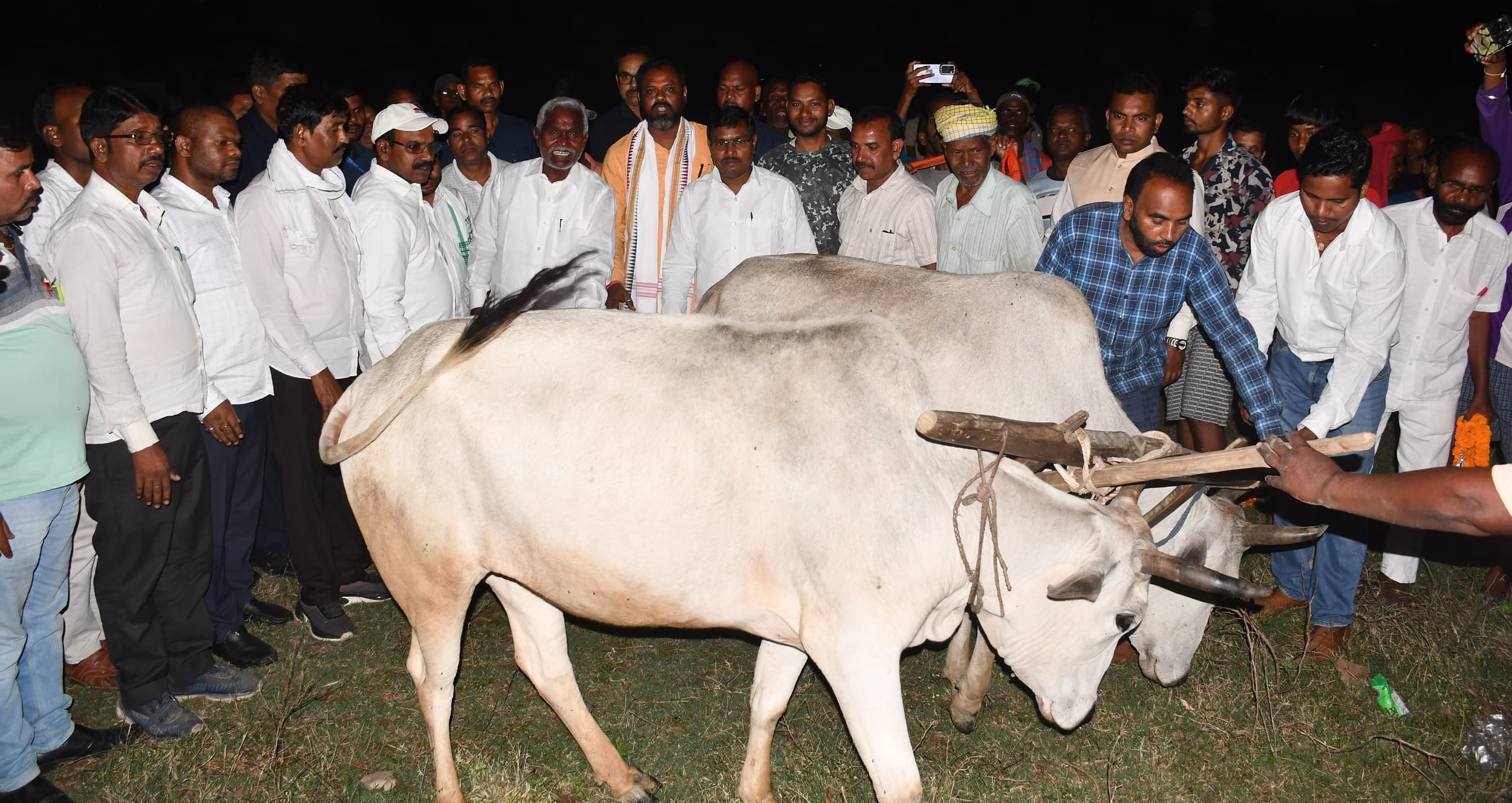 Bokaro News : विस्थापित गांव में पूर्व मुख्यमंत्री ने चलाया हल