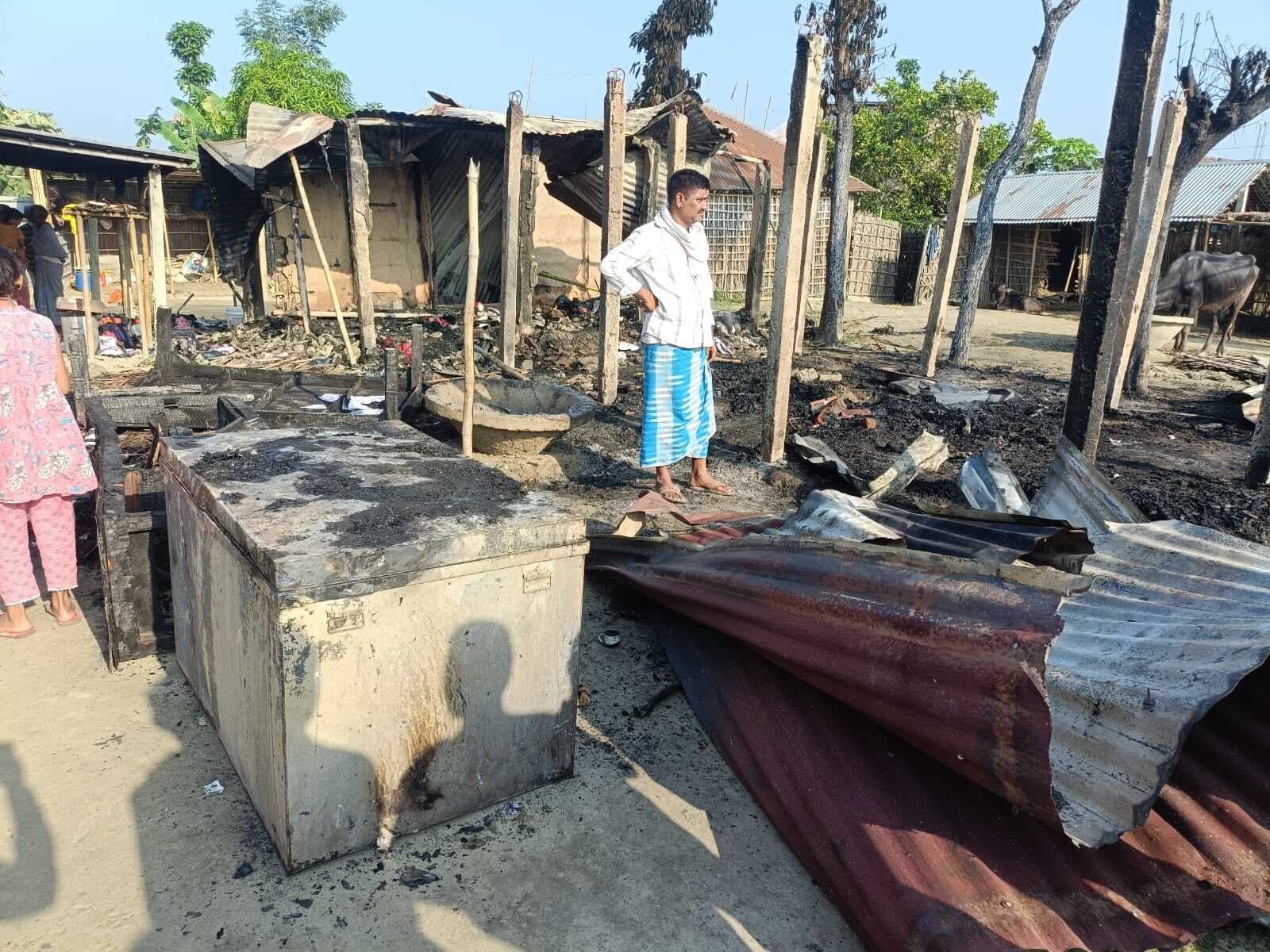 मजरा बखरीकोल में दो परिवार के घर जलकर राख