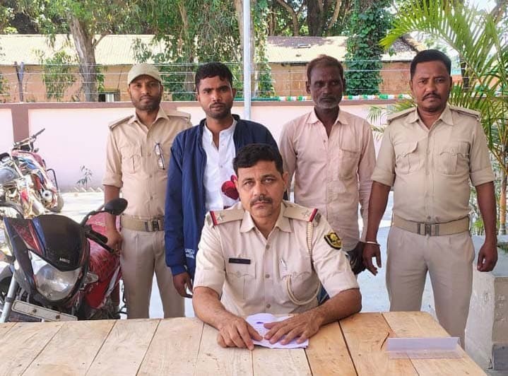 20 हजार रुपये में किशनगंज के शातिर ने बेची थी चोरी की बाइक, खरीदार समेत दोनों गिरफ्तार, वाहन जब्त