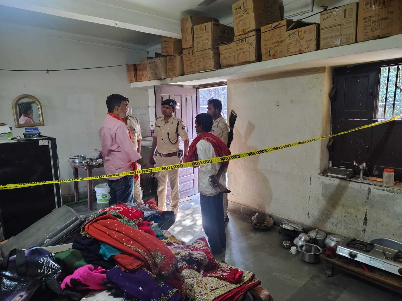 ताला तोड़ कर पांच लाख के सामान की चोरी