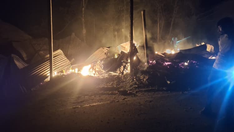 दो दुकानें जलकर राख, लाखों का नुकसान