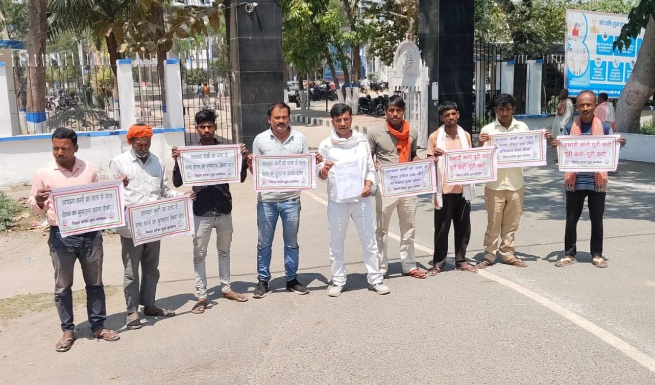 स्वच्छता कर्मियों के समर्थन में युवा कांग्रेस ने दिया धरना