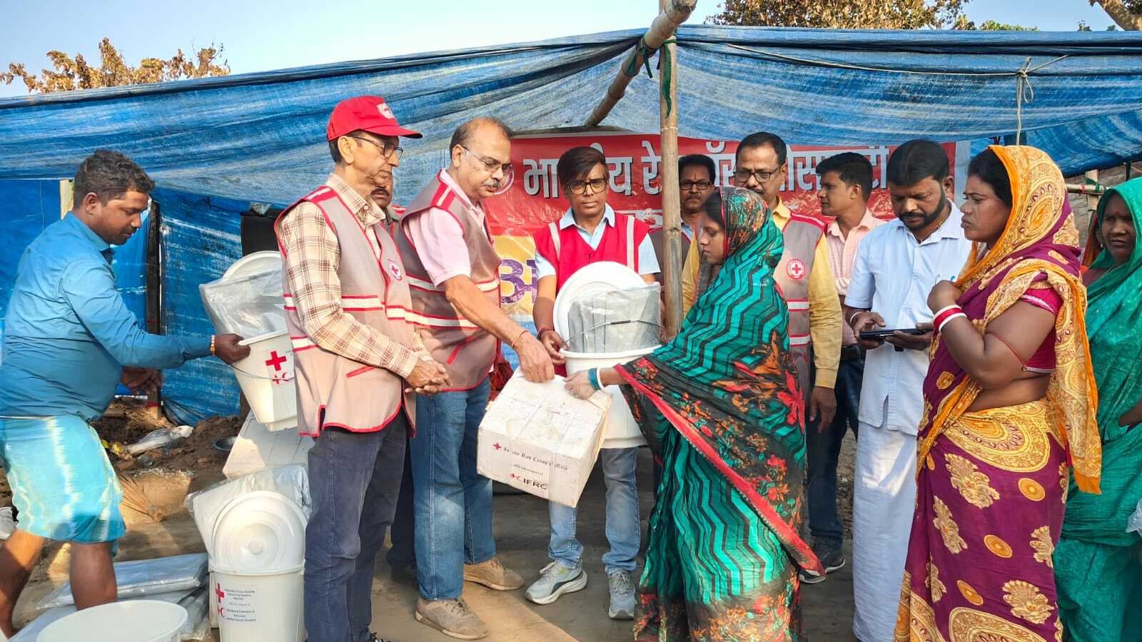 अग्निकांड के पीड़ितों को राहत सामग्री बांटी गयी