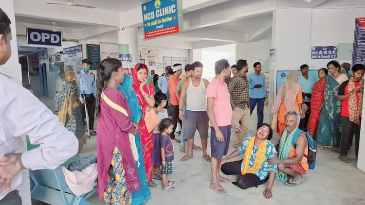 सड़क पर बाइक का संतुलन बिगड़ा, पत्नी की मौत, पति व भाभी जख्मी