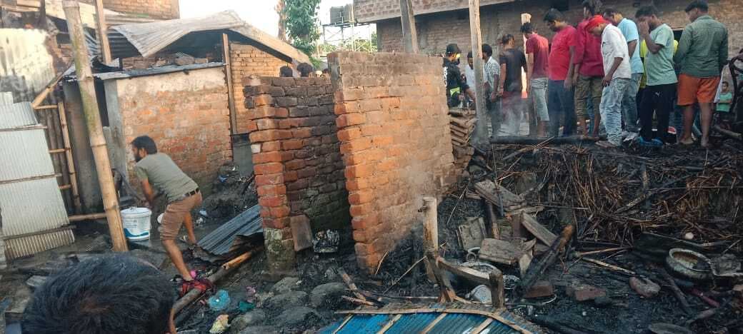 चूल्हे की चिंगारी से लगी भीषण आग, एक दर्जन परिवारों का घर जलकर राख