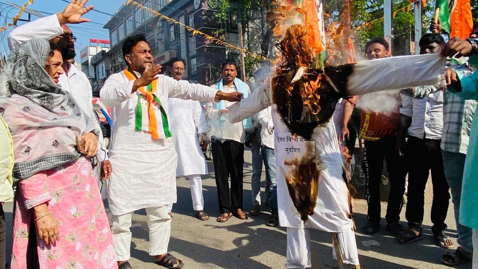 असम के मुख्यमंत्री का कांग्रेसियों ने फूंका पुतला