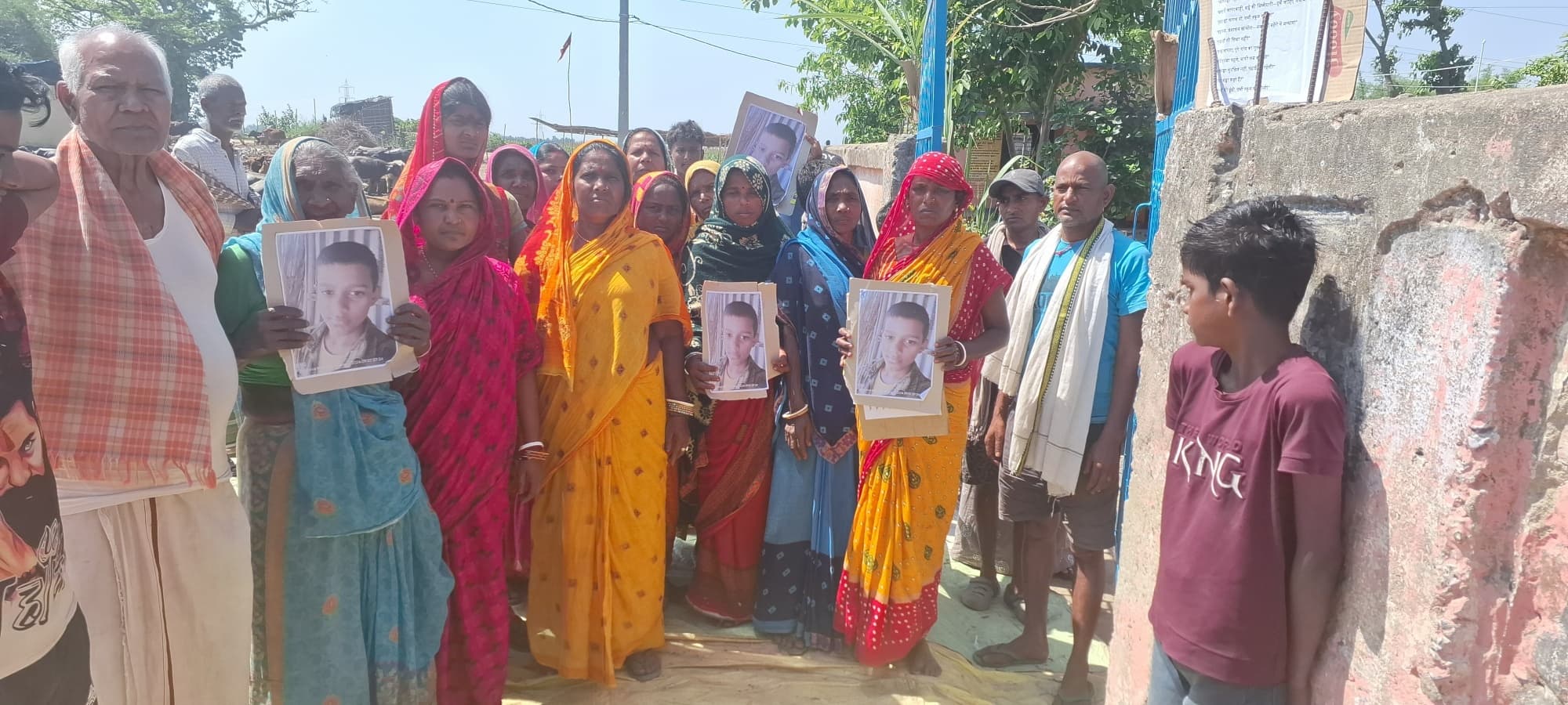 छात्र के लापता होने पर परिजनों व ग्रामीणों ने स्कूल में किया हंगामा