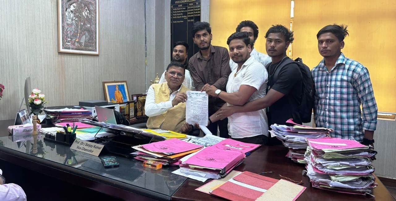 आरएस कॉलेज, तारापुर प्राचार्य के विरुद्ध कुलपति को सौंपा ज्ञापन