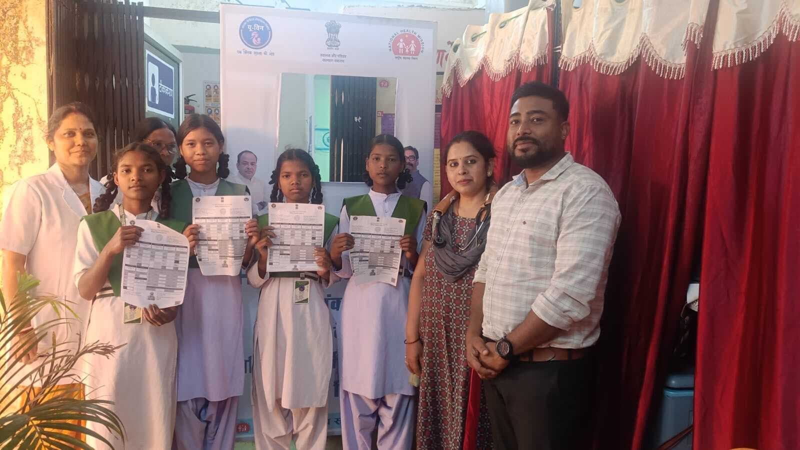 छात्राओं को सर्वाइकल कैंसर का लगा टीका